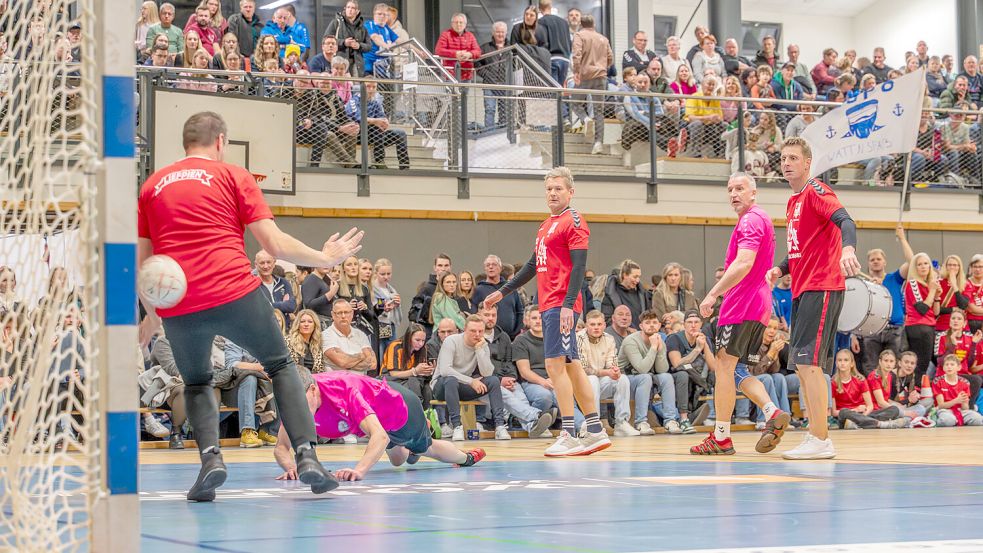 Im Finale der Gruppe G schlug „Wednesday Ball & Beer Club“ das Team von „Lokomotive Liefpien“ mit 7:3 Toren. Foto: Folkert Bents
