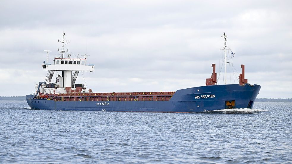 Der Frachter „HAV Dolphin“ steht im Verdacht, zur russischen Schattenflotte zu gehören. Nahe Borkum verhielt sich der Frachter in diesem Jahr auffällig. Foto: IMAGO/Lehtikuva