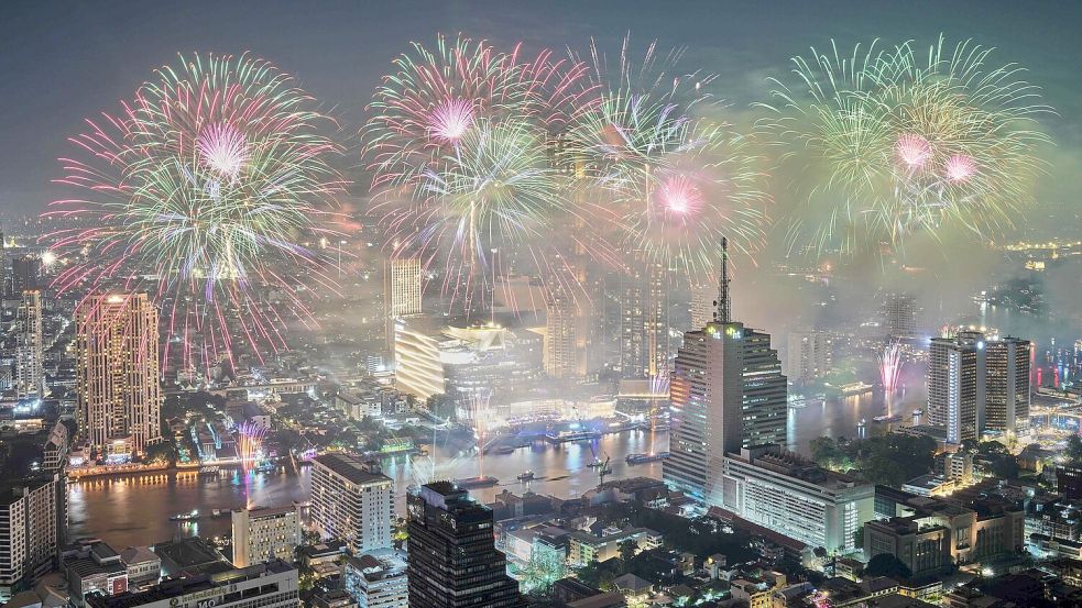 Feuerwerkskörper in Bangkok. Foto: Sakchai Lalit/AP/dpa