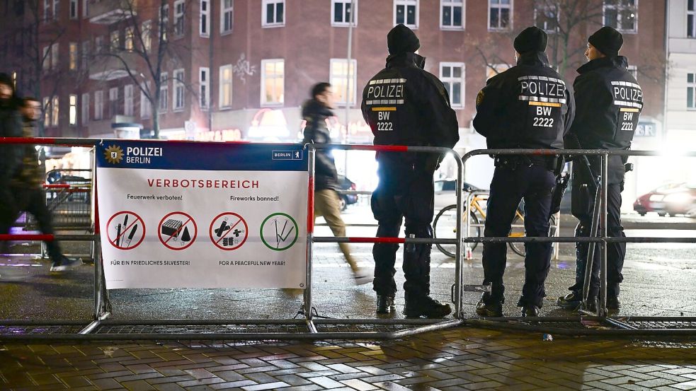 Die Berliner Polizei nimmt schon vor Mitternacht mehr als 100 Menschen fest. Foto: Sebastian Christoph Gollnow/dpa