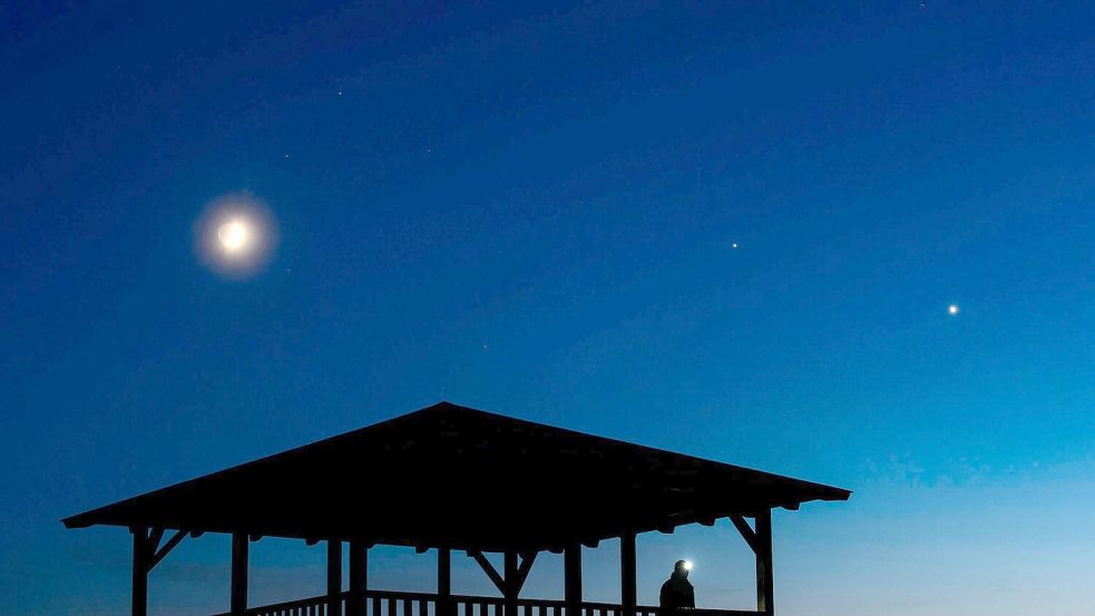 Planeten wie Jupiter und Venus lassen sich zeitweise blicken. (Illustration) Foto: Peter Komka/MTI/dpa