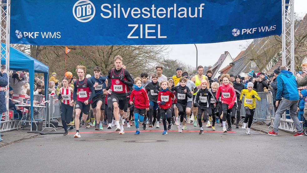 Die Pistole gab den Startschuss, dann drehten die Läufer ihre Runde beim Silvesterlauf. Foto: Steve Weber