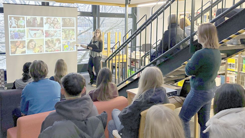 Schüler schauen sich eine Präsentation über ein „Gap-Year“ in den USA an. Foto: privat