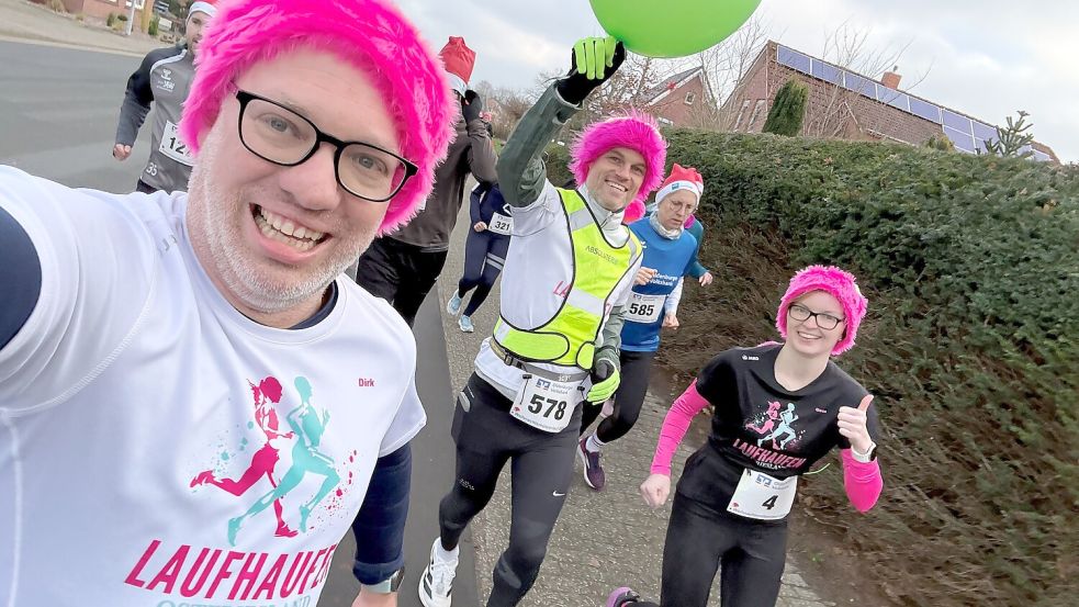 Dirk (links) nahm am Weihnachtsmützenlauf in Augustfehn teil. Das Foto zeigt ihn mit Pacemaker Hajo de Buhr und Gesa Frerichs. Foto: Dirk Hellmers