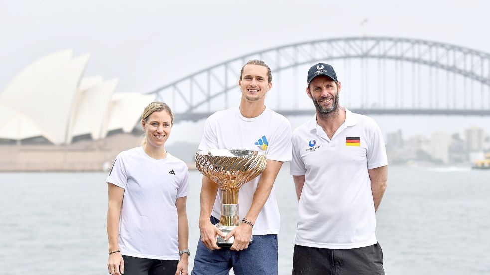 Vor zwei Jahren holte Zverev (M) unter anderem mit Angelique Kerber (l) den Titel. (Archivbild) Foto: Bianca De Marchi