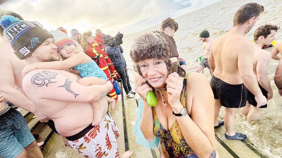 Mit Mütze und Badebekleidung wagten sich die Schwimmer beim letzten Anbaden im Januar 2025 in die Nordsee. Foto: Klaus Ortgies