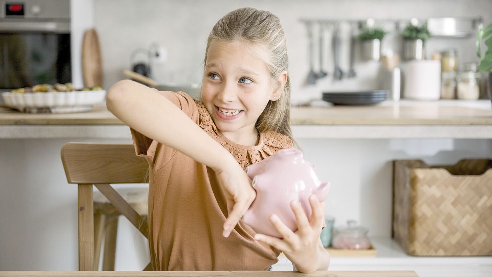 Wer früh anfängt, kann viel rausbekommen: Sparen und Anlegen lohnt sich besonders für Kinder. Foto: Westend61/Picture Alliance/Franci Leoncio