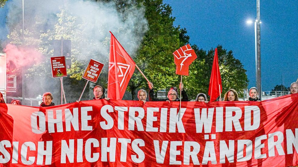 Viele Menschen haben Sorge um ihren Arbeitsplatz wie hier Beschäftigte beim Zulieferer Bosch, der Tausende Arbeitsplätze streichen will (Archivbild) Foto: Jason Tschepljakow/dpa
