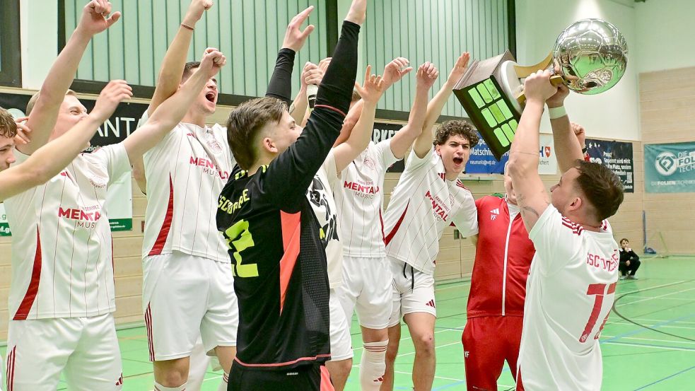 Die Sieger und ihr Pokal: Der SSC Dodesheide gewinnt den Addi-Vetter-Cup 2025. Foto: Helmut Kmme
