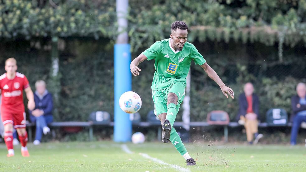 Bangaly Condé traf in der laufenden Bezirksligasaison siebenmal für den SV Wallinghausen. Zukünftig geht er für den Ligakonkurrent SpVg Aurich auf Torejagd. Der 24-Jährige muss bis Anfang Mai pausieren, weil der SVW die Freigabe verweigerte. Foto: Stephan Friedrichs