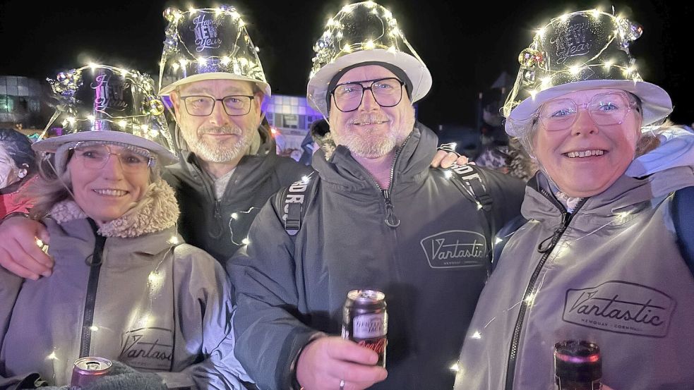 Beate und Hauke Boysen aus Schortens und Tobis und Kathrin Wottke aus Scheeßel feierten den Jahreswechsel gemeinsam bei der Open-Air-Silvesterparty am Meer in Norddeich.  Foto: Rebecca Kresse