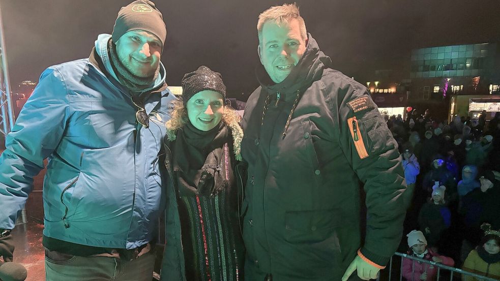 Kurdirektorin Eva Krüger-Linzer und Bürgermeister Florian Eiben (rechts) eröffneten die Radio-Nordsee-Party am Meer. Foto: Rebecca Kresse