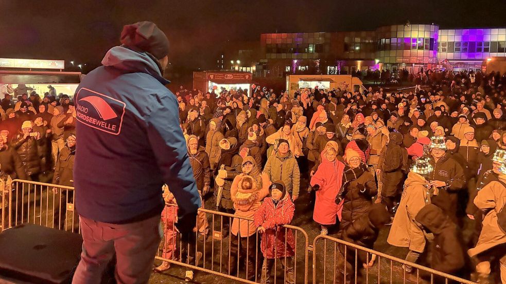 Ausgelassen feierten die Besucher vor der Bühne ins neue Jahr. Foto: Rebecca Kresse