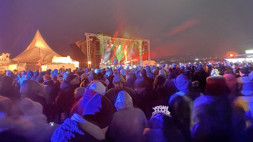 Am Grünstrand direkt an der Nordsee waren die Bühne mit Lasershow und zahlreiche Verpflegungsstände aufgebaut. Foto: Rebecca Kresse
