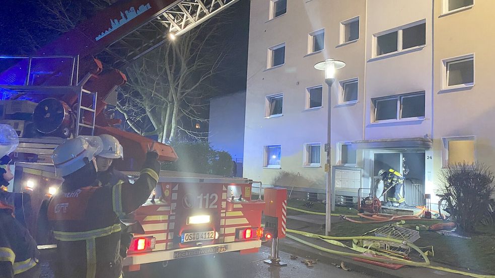 Im Treppenhaus eines Acht-Parteien-Hauses in Lotte hat es an Neujahr gebrannt. Mit der Drehleiter rettete die Feuerwehr neun Menschen aus dem Haus. Foto: Feuerwehr Lotte