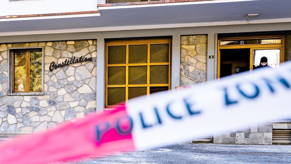 Hunderte Menschen hatten in der Bar Silvester gefeiert. Foto: Jean-Christophe Bott/KEYSTONE/dp