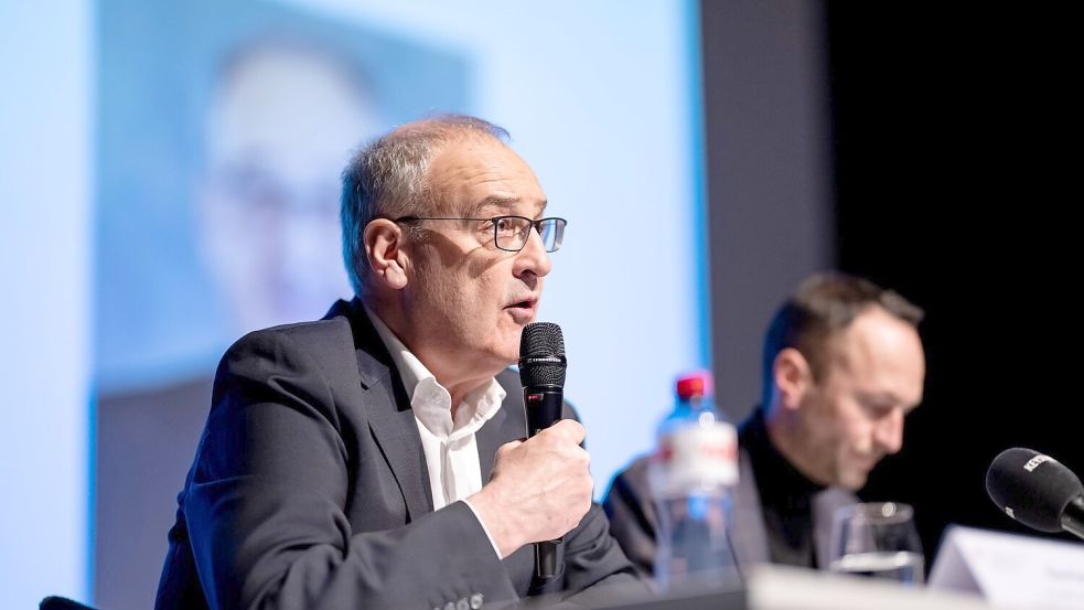 Der Schweizer Bundespräsident Guy Parmelin (l) äußerte sich bestürzt. Foto: Jean-Christophe Bott