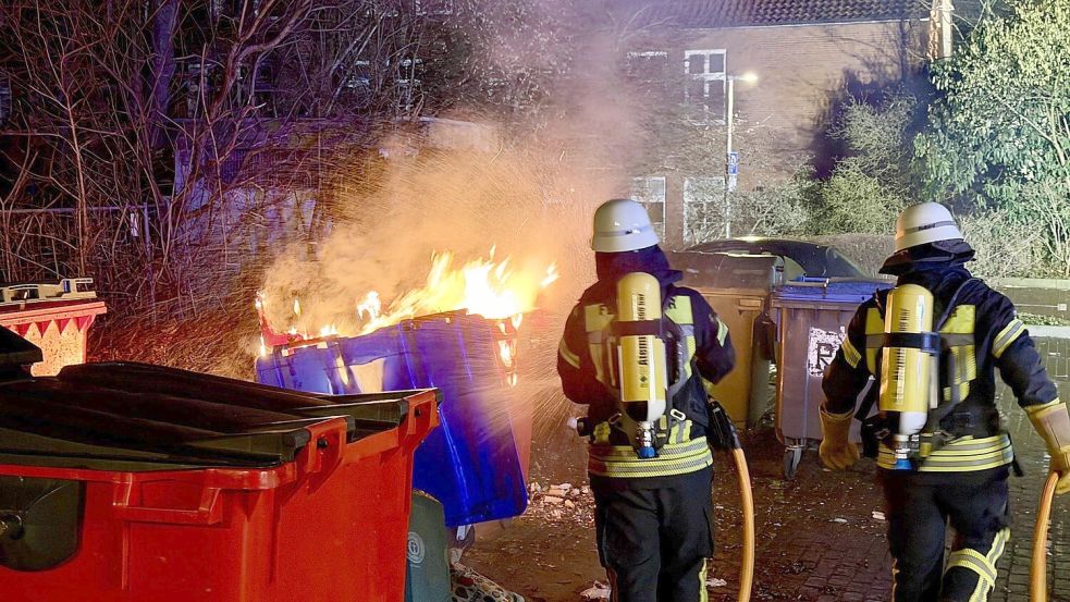 Am Jan-ten-Doornkaat-Koolman-Platz mussten die Einsatzkräfte der Freiwilligen Feuerwehr Norden einen brennenden Müllcontainer löschen. Foto: Feuerwehr Norden