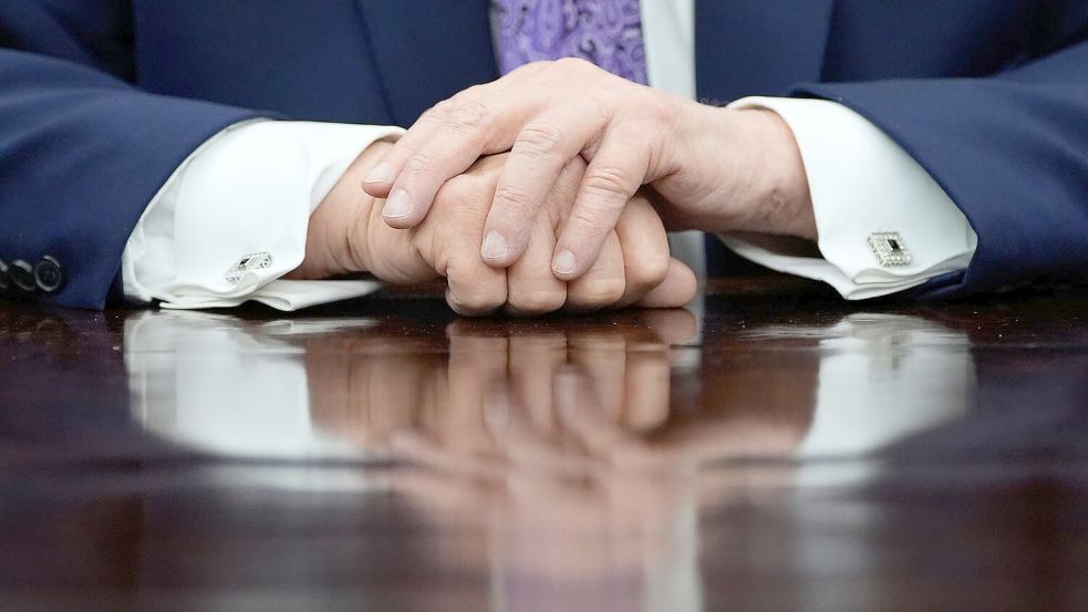 Die Hände und die Gesundheit von US-Präsident Trump sind bereits häufiger Gesprächsthema gewesen. (Archivfoto) Foto: Alex Brandon/AP/dpa