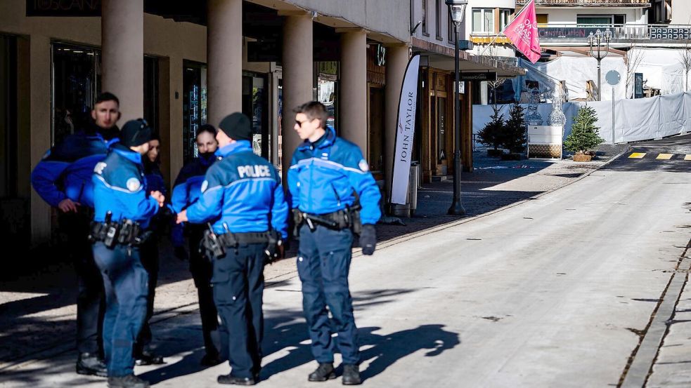 Die Polizei äußert sich nicht zu Spekulationen über die Ursache für das Feuer. Foto: Jean-Christophe Bott/KEYSTONE/dp