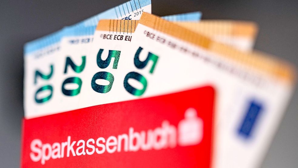 Viel Geld liegt auf Sparbüchern, Tages- oder Festgeldkonten. (Symbolbild) Foto: Oliver Berg