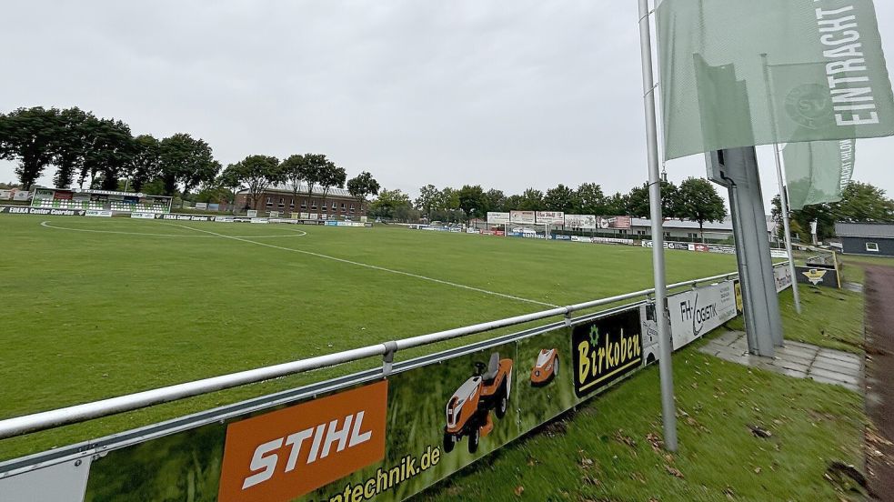 Die Tartanbahn in Ihlowerfehn ist 40 Jahre alt und schadhaft. Auch der A-Platz könnte Sanierung gebrauchen. Ihlow will sich für das Sportstättensanierungs-Programm des Bundes bewerben. Foto: Christin Wetzel