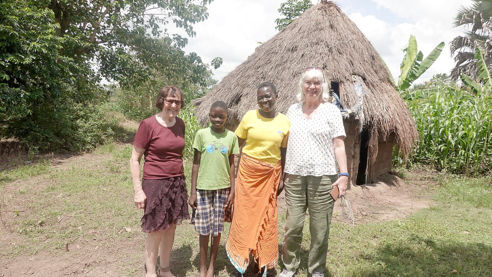 Die Osnabrücker Ärztinnen Gertrud Lenzen (links) und Susanne Klomburg haben sich vor Ort in Uganda ein Bild gemacht, wie die Aidshilfe ankommt. Foto: Gertrud Lenzen