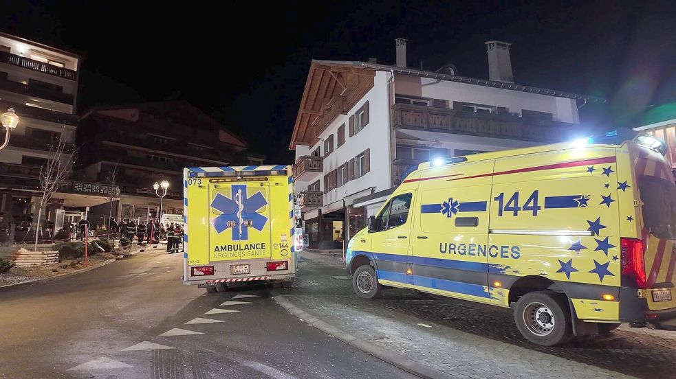 Viele Verletzte wurden in der Silvesternacht in Crans-Montana mit Rettungswagen in Kliniken gebracht. Foto: Kantonspolizei Wallis