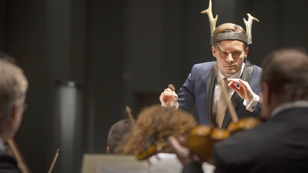 Machte sich bei der Polka „Auf der Jagd“ zum Ziel des Jägers: Der neue Generalmusikdirektor Christopher Lichtenstein. Foto: Swaantje Hehmann