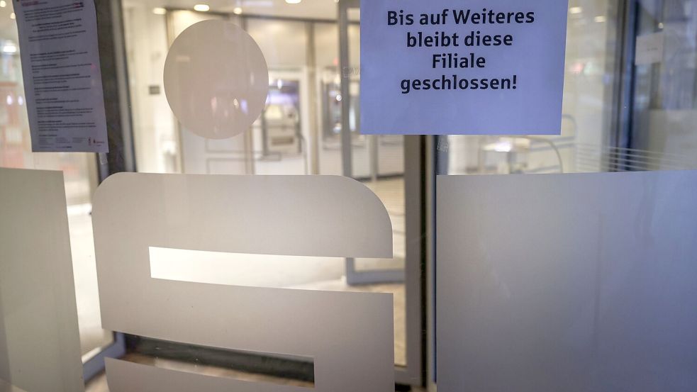 Ein Zettel mit der Aufschrift „Bis auf Weiteres bleibt diese Filiale geschlossen“ hängt am Eingang der Sparkassen-Filiale Gelsenkirchen-Buer. Foto: Oliver Berg