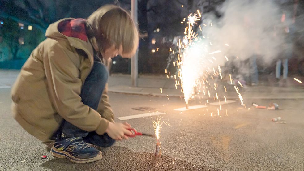 Kinder zündeten in der Ernst-Siewers-Straße in Osnabrück Böller – sehr zum Ärger eines Hundehalters. Foto: Imago/Marius Schwarz