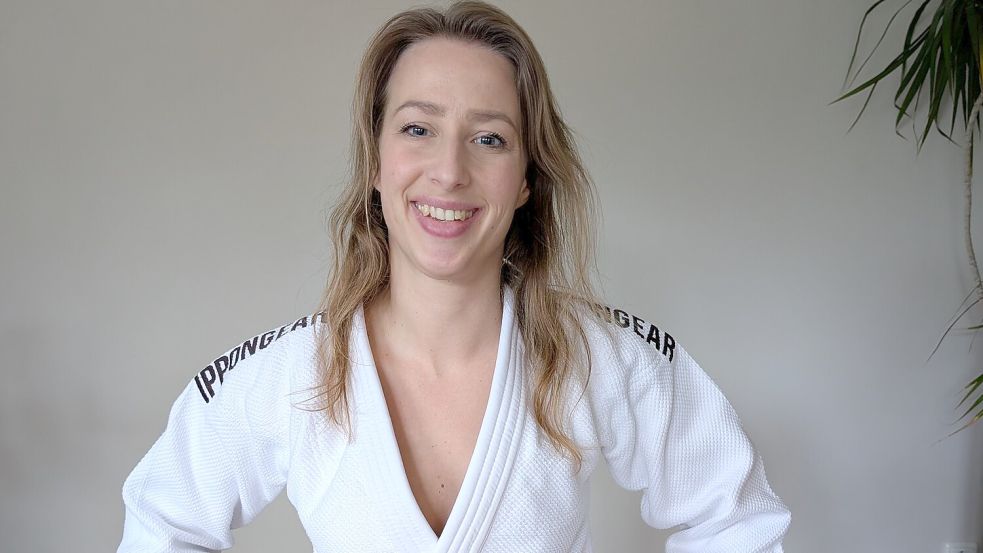 Die Auricherin Kathrin Reck hat sich fast ein Jahr lang auf die Prüfung zum Schwarzen Gurt im Ju-Jitsu vorbereitet. Sie musste sich in Köln einer fast einstündigen Prüfung unterziehen. Eine anstrengende Angelegenheit. Fotos: privat