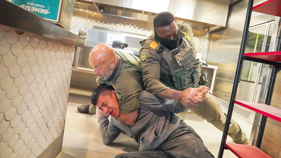 Immer wieder kommt es in den USA zu brutalen Szenen, wenn die Einwanderungsbehörde ICE Migranten festnimmt, um sie abzuschieben. Nicht selten werden Verhaftungen später von Gerichten für illegal erklärt. Foto: AFP/RYAN MURPHY