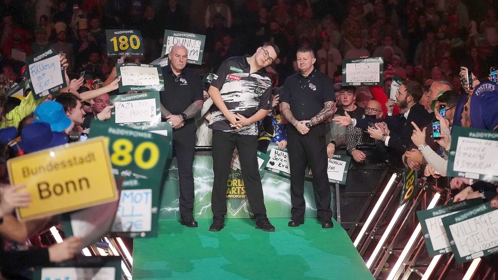 Gian van Veen fordert Luke Littler im Finale der Darts-WM. Foto: Adam Davy