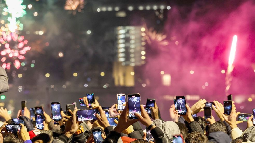 Fotos, Videos, Anrufe: In der Silvesternacht wurde so viel Datenvolumen genutzt wie nie zuvor. Foto: Christoph Reichwein