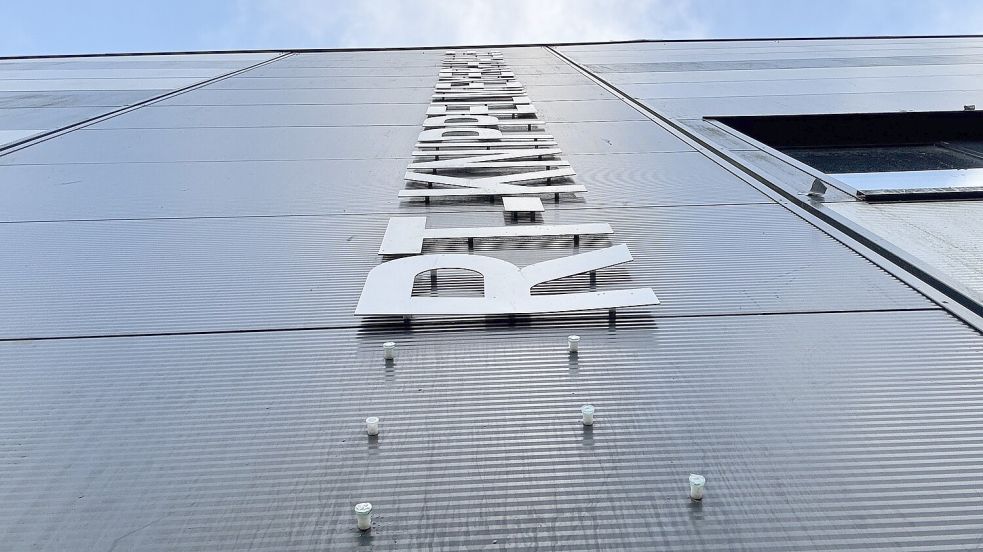 Zum wiederholten Mal fehlen an der Nordseite der Kurt-Knippelmeyer-Halle in Marienhafe Buchstaben im Schriftzug des Namensgebers. Foto: Thomas Dirks