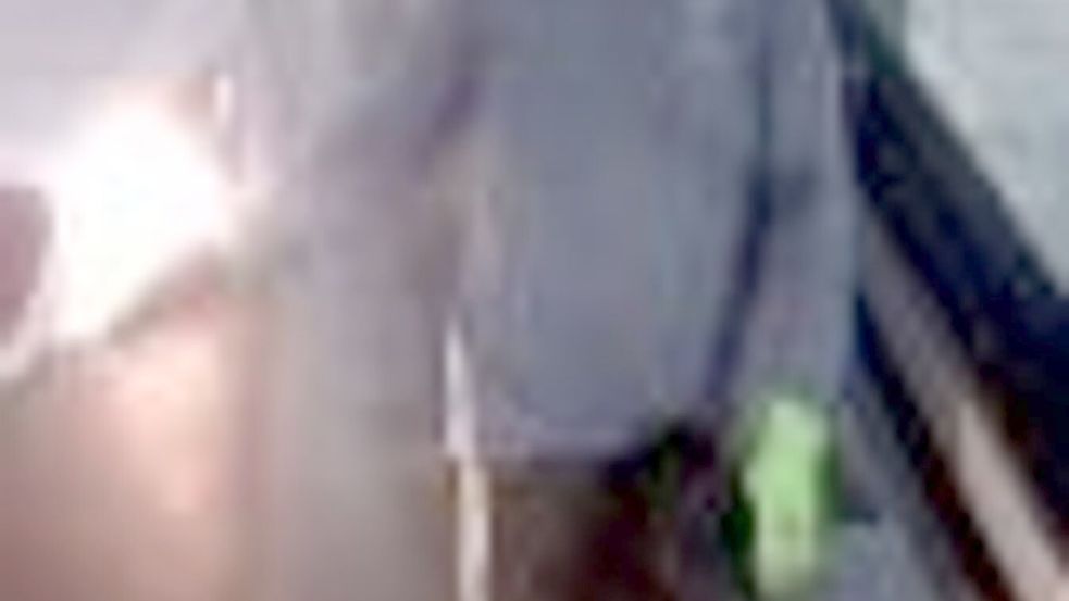 Einer der Maskierten trug grüne Handschuhe. Foto: -/Polizei NRW/dpa