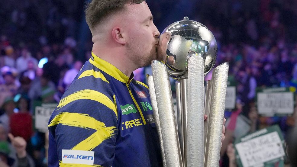 Luke Littler feiert den WM-Titel. Foto: Dave Shopland/AP/dpa