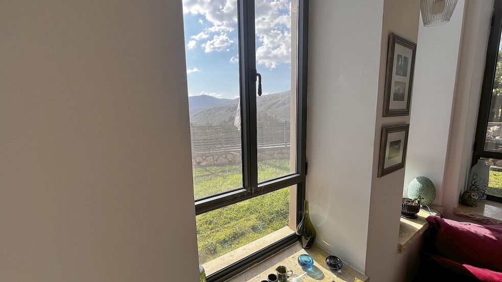 Der Blick aus dem Fenster. Vor dem Krieg war es ein schöner Ort, hier zu leben, sagt Tamira Lang. Foto: Finja Jaquet