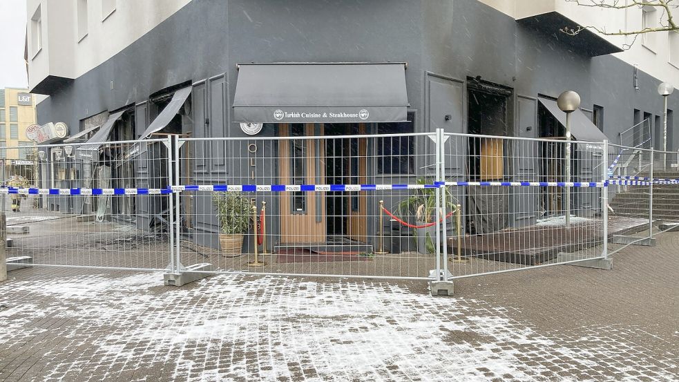 Das Restaurant Olive ist nach dem Brand am Samstagabend umfassend abgesperrt. Foto: Johannes Kleigrewe