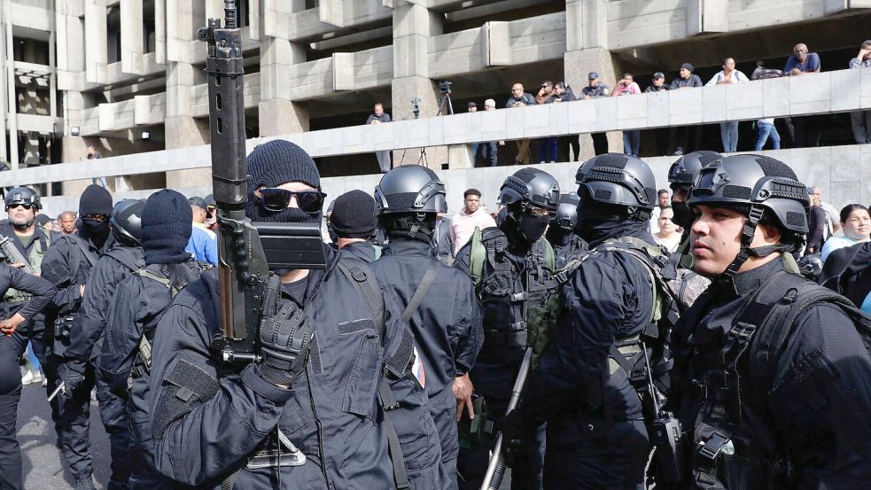 Sicherheitskräfte und bewaffnete Gruppen sind ein wichtiger Machtfaktor in Venezuela. Foto: Cristian Hernandez/AP/dpa