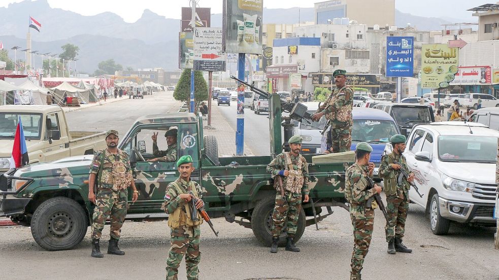 Soldaten des Südlichen Übergangsrats (STC) stehen an einem Kontrollpunkt in Aden. Foto: -/AP/dpa