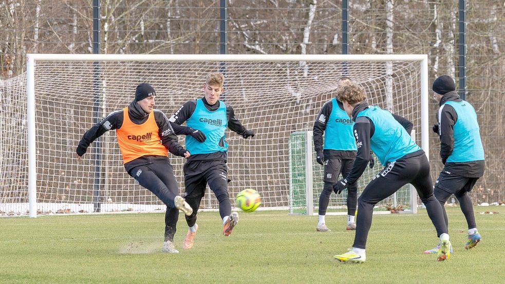 Trainingsauftakt des VfL Osnabrück: Julian Kania (2. v. re., im Zweikampf mit Fridolin Wagner) war zum ersten Mal mit dabei. Foto: Ernesto Moses Wiebrock