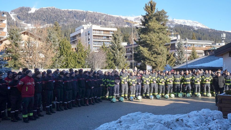 Viele Menschen kamen zusammen, um der Opfer der Brandkatastrophe zu gedenken. Foto: Antonio Calanni/AP/dpa