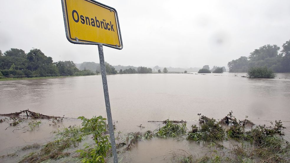Land unter in Osnabrück im Jahr 2010: Hase und wie hier die Düte in Sutthausen traten über die Ufer. Wegen des Jahrhunderthochwassers in Osnabrück wurde damals Katastrophenalarm ausgelöst. Foto: Gert Westdörp