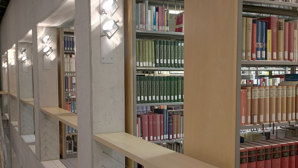 Haupt-Arbeitsort für Miriam Klapproth ist die Bibliothek der Ostfriesischen Landschaft in Aurich. Foto: Pia Pentzlin