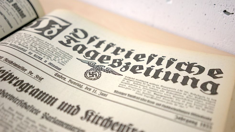 Im weiteren Verlauf der Forschung könnten auch alte Zeitungsausgaben interessant werden. Hier ein Beispiel des ostfriesischen Propaganda-Blattes, das zwischen 1932 und 1945 erschienen ist. Foto: Pia Pentzlin