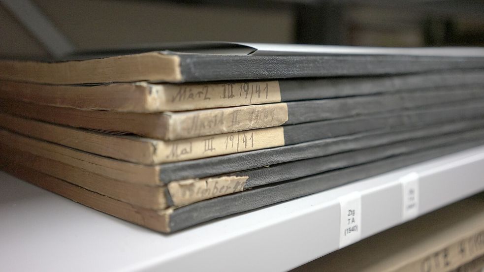 Im Zeitungsarchiv der Ostfriesischen Landschaft lagern tausende Ausgaben von Lokalzeitungen. Foto: Pia Pentzlin