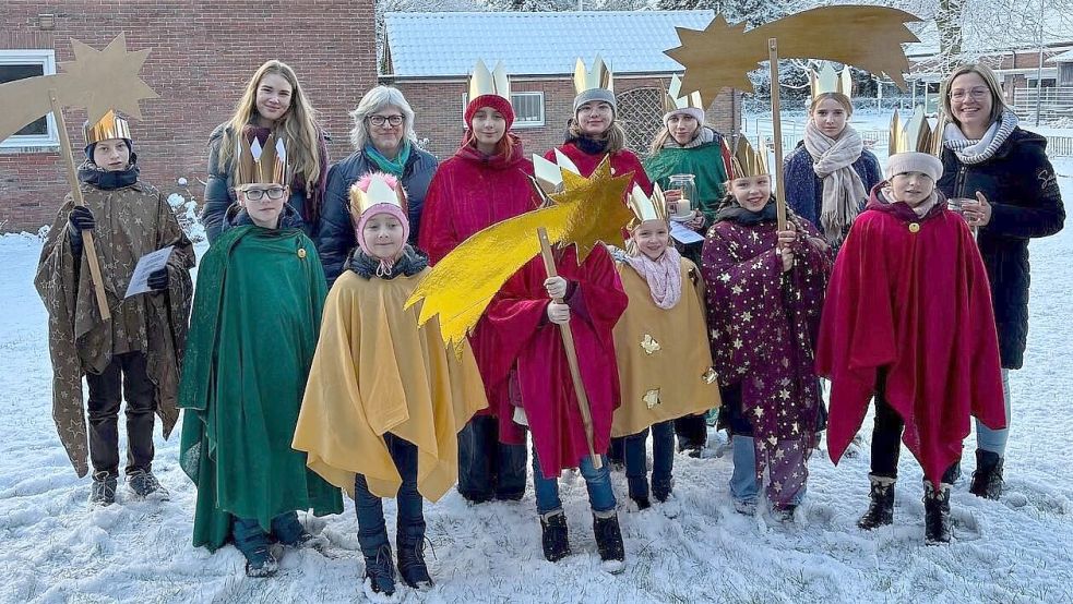 Mit Krone und Stern machten sich die Rechtsupweger Sternsinger auf den Weg. Foto: privat