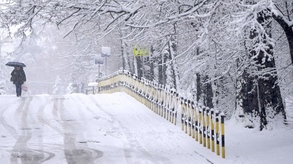 Auf glatten Straßen kam es vielerorts zu Unfällen. Foto: Darko Vojinovic/AP/dpa